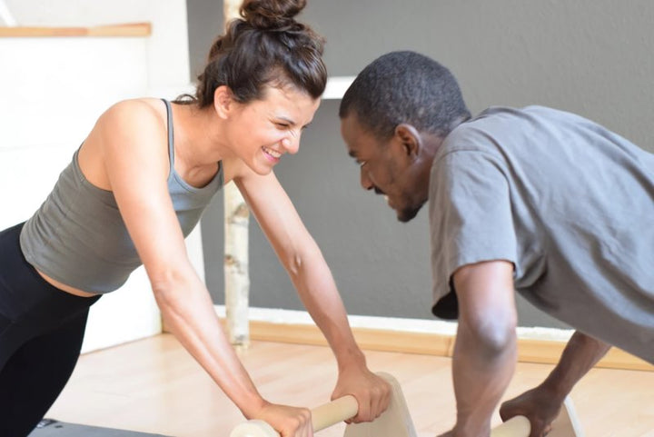 Freude beim Fitnesstraining am Minibarren aus Holz