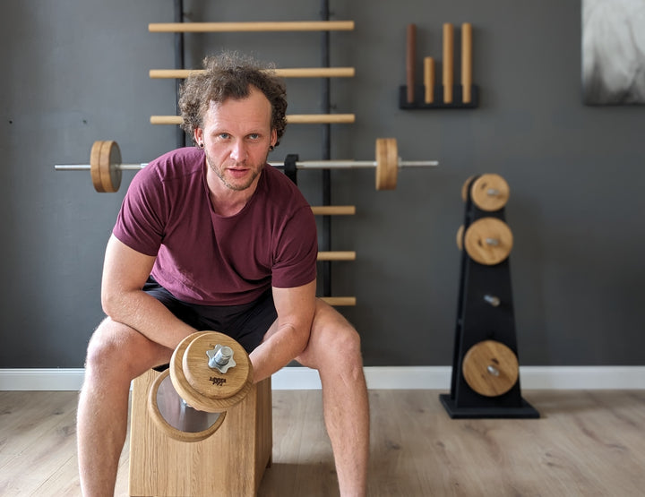 Stefan beim Hanteltraining mit der Kurzhantel aus Holz